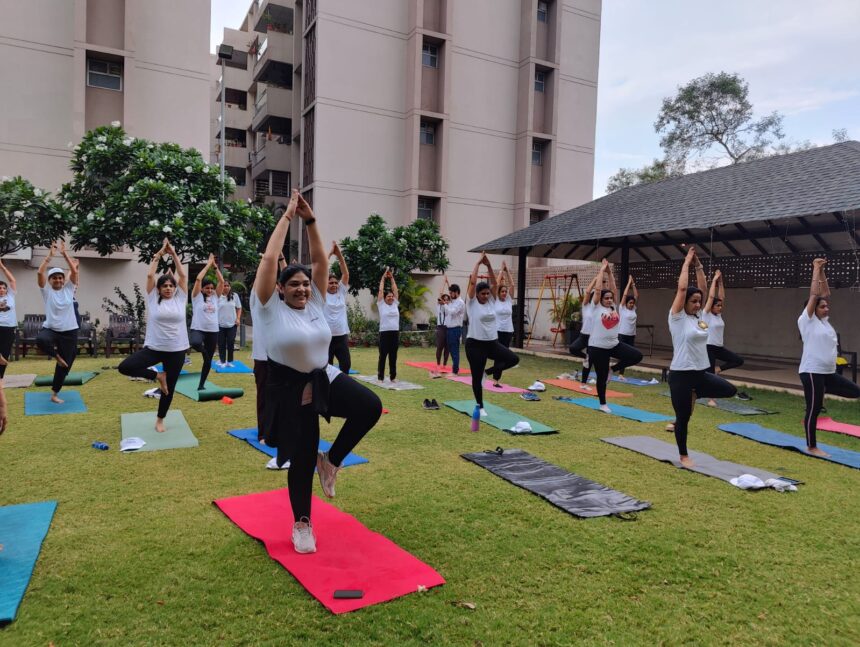 International Yoga Day: रोटरी क्लब ऑफ रायपुर एलिगेंस द्वारा मनाया गया अंतर्राष्ट्रीय योग दिवस