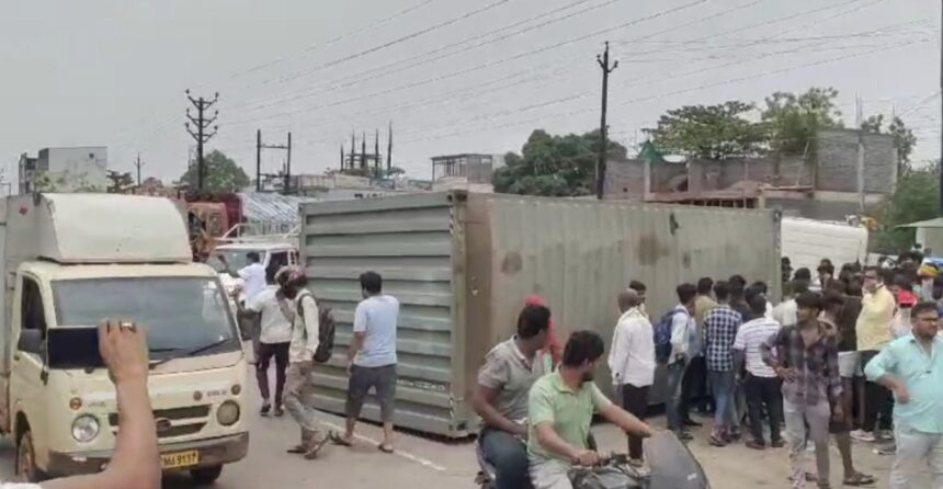  RAIPUR NEWS : रिंग रोड में बाइक सवार युवक के ऊपर गिरा कंटेनर, अस्पताल में इलाज जारी, ट्रक चालक के खिलाफ केस दर्ज 