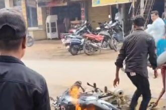 WACH VIDEO: चलती बाइक में अचानक लगी आग, Bike सवार ने कूदकर बचाई जान, इलाके में मची अफरा-तफरी