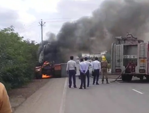 CG BREAKING : जगदलपुर से रायपुर आ रही चलती ट्रक में लगी भीषण आग, मची अफरा तफरी, देखें video