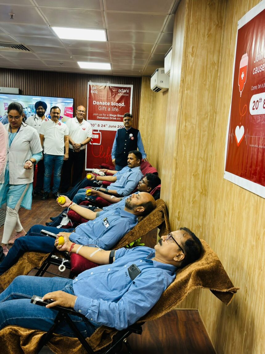 RAIPUR NEWS : अदाणी समूह ने छत्तीसगढ़ में आयोजित किया चार दिवसीय विशाल रक्तदान शिविर, रोपे गए 25,000 से ज्यादा 3 फीट के स्थानीय प्रजाति के पौधे