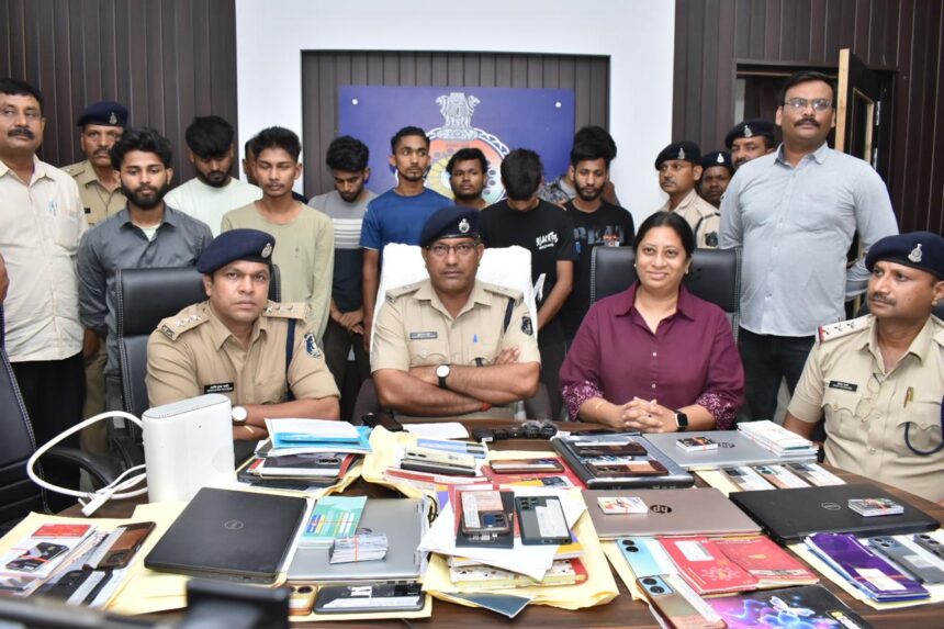 Chhattisgarh Crime : रेड्डी अन्ना और लोटस-33 गेमिंग एप से खेला रहे थे ऑनलाइन सट्टा, पुलिस ने 10 आरोपियों को धरदबोचा 