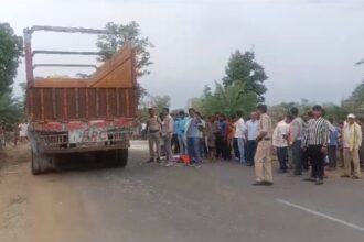 CG ACCIDENT : तेज रफ्तार कार और बाइक में जबरदस्त भिड़ंत, एक की मौके पर मौत, एक गंभीर 