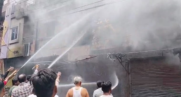 Pithampur News :  गैस सिलेंडर में लगी आग, एक के बाद एक 6 सिलेंडर हुए ब्लास्ट, इलाके में अफरा-तफरी का माहौल 