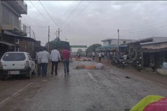 RAIPUR BREAKING : मवेशियों को झुंड को लापरवाह वाहन चालक ने रौंदा, 15 गोवंशों की मौत, आक्रोशित लोगों ने किया चक्काजाम 