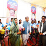 Chhattisgarh : राज्य स्तरीय शाला प्रवेश उत्सव : जब मुख्यमंत्री से मिली साइकिल तो छात्राओं ने सामूहिक रूप से घंटी बजाकर जताया उत्साह