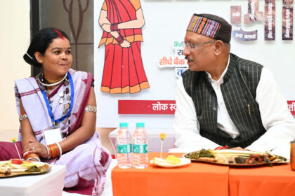 Chhattisgarh : जब मितानिन दीदियों के साथ पंगत में बैठकर मुख्यमंत्री ने किया भोजन, लाल भाजी, जिमीकांदा, मुनगा की सब्जी, इडहर कड़ी का चखा स्वाद