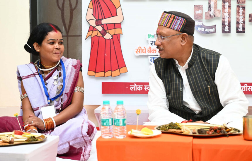 Chhattisgarh : जब मितानिन दीदियों के साथ पंगत में बैठकर मुख्यमंत्री ने किया भोजन, लाल भाजी, जिमीकांदा, मुनगा की सब्जी, इडहर कड़ी का चखा स्वाद