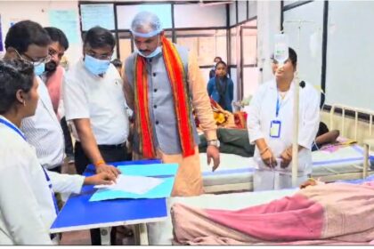 Chhattisgarh : मलेरिया से दो छात्राओं की मौत के बाद बीजापुर पहुंचे स्वास्थ्य मंत्री, छात्रों का जाना हालचाल