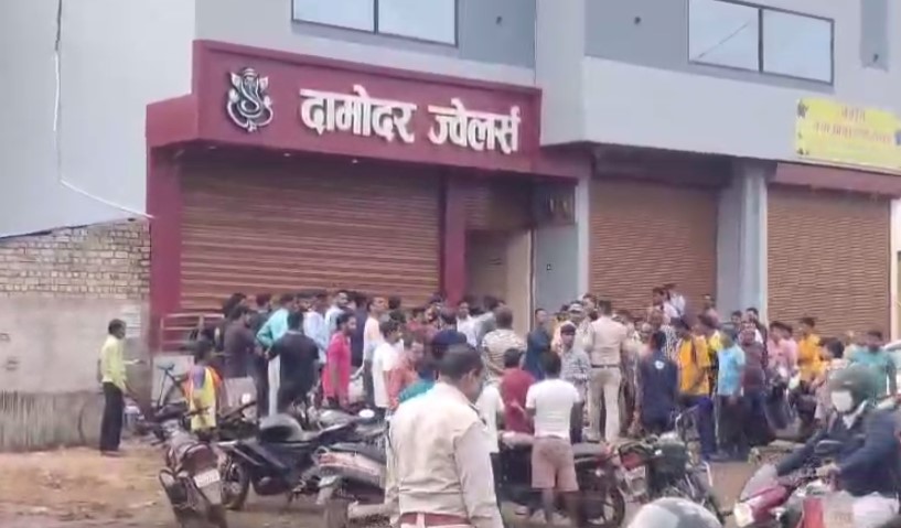 Chhattisgarh Crime : नकाबपोश बदमाशों ने ज्वेलरी शॉप को बनाया निशाना, जेवरात समेत 40 लाख का माल ले उड़ें 