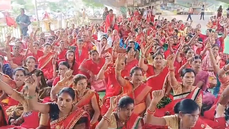 Chhattisgarh : आंगनबाड़ी कार्यकर्ताओं और सहायिकाओं ने किया प्रदर्शन, पेंशन समेत इन मांगो को लेकर महिला बाल विकास मंत्री के नाम सौंपा ज्ञापन 