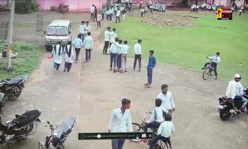 CRIME NEWS: दो बदमाशों ने तलवार दिखाकर छात्राओं के साथ की छेड़खानी, घटना का CCTV फुटेज आया सामने