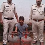 CG News: ढाबा से सिलेंडर और राशन सामान चुराने वाला आरोपी गिरफ्तार, 2 सिलेंडर बरामद