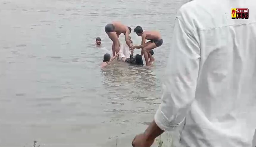 BIG News: नर्मदा नदी में डूबने से एक ही परिवार के तीन लोगों की मौत, गोताखोरों ने बाहर निकाला शव