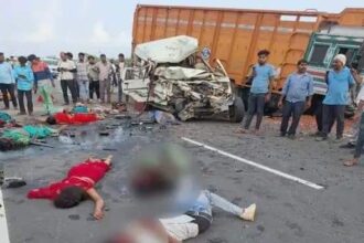 BIG ACCIDENT : तेज रफ्तार का कहर; ट्रक और बोलेरो में जोरदार भिड़ंत, 9 लोगों की दर्दनाक मौत