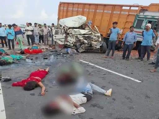 BIG ACCIDENT : तेज रफ्तार का कहर; ट्रक और बोलेरो में जोरदार भिड़ंत, 9 लोगों की दर्दनाक मौत
