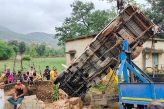 Chhattisgarh : तेज रफ्तार पिकअप कुएं में जा गिरा 