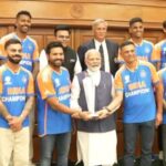 Indian team meet PM Modi : स्वदेश वापस लौटकर प्रधानमंत्री नरेंद्र मोदी से टीम इंडिया ने की मुलाकात, सामने आया वीडियो, अब मुंबई के लिए रवाना हुए खिलाड़ी 