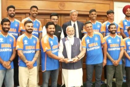 Indian team meet PM Modi : स्वदेश वापस लौटकर प्रधानमंत्री नरेंद्र मोदी से टीम इंडिया ने की मुलाकात, सामने आया वीडियो, अब मुंबई के लिए रवाना हुए खिलाड़ी 