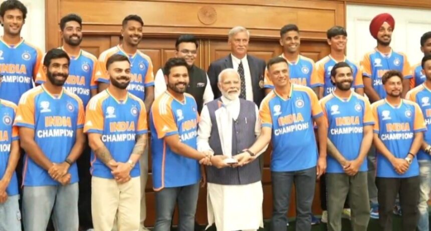 Indian team meet PM Modi : स्वदेश वापस लौटकर प्रधानमंत्री नरेंद्र मोदी से टीम इंडिया ने की मुलाकात, सामने आया वीडियो, अब मुंबई के लिए रवाना हुए खिलाड़ी 