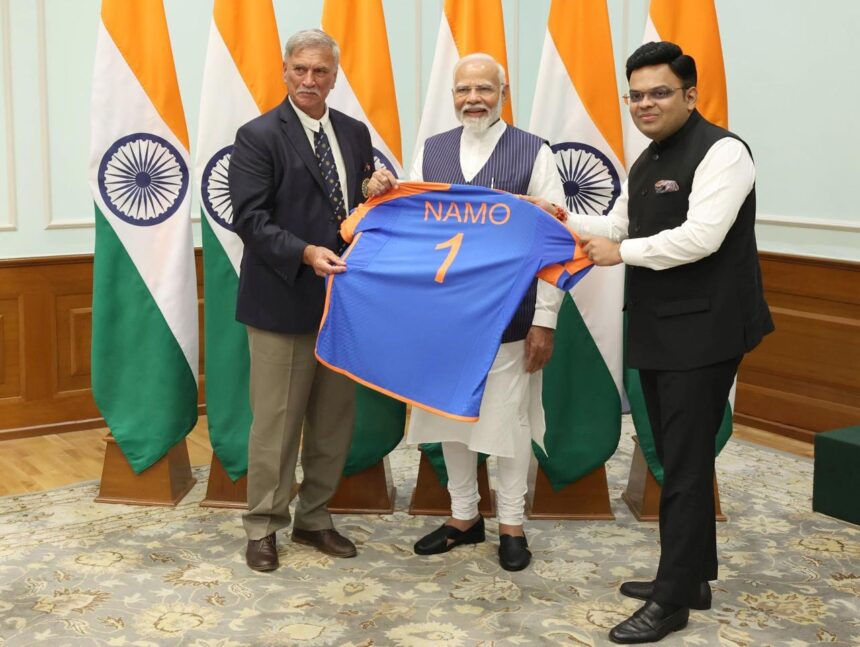 Team India Victory Parade : पीएम मोदी को BCCI सचिव जय शाह और अध्यक्ष रोजर बिन्नी ने भेंट की 'NAMO 1' की जर्सी