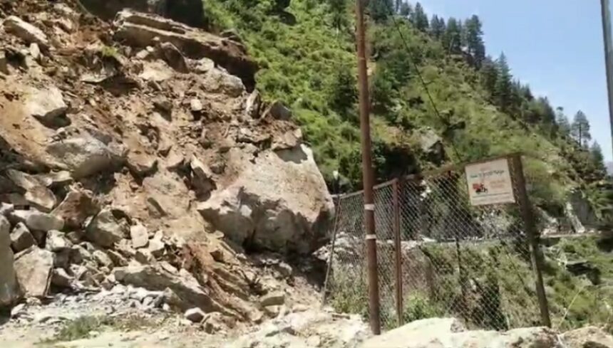 BIG BREAKING : जोशीमठ के पास पहाड़ का एक हिस्सा टूटने से हाईवे बंद, दोनों ओर लगा लंबा जाम, देखें वीडियो 