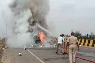 ACCIDENT NEWS : ट्रक से टकराने के बाद गाड़ी में लगी भीषण आग, 3 लोगों की जलकर दर्दनाक मौत, एक गंभीर रूप से घायल