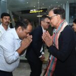 RAIPUR NEWS : केंद्रीय वित्त आयोग का दल पहुंचा राजधानी रायपुर, विमानतल पर अधिकारियों ने किया आत्मीय स्वागत