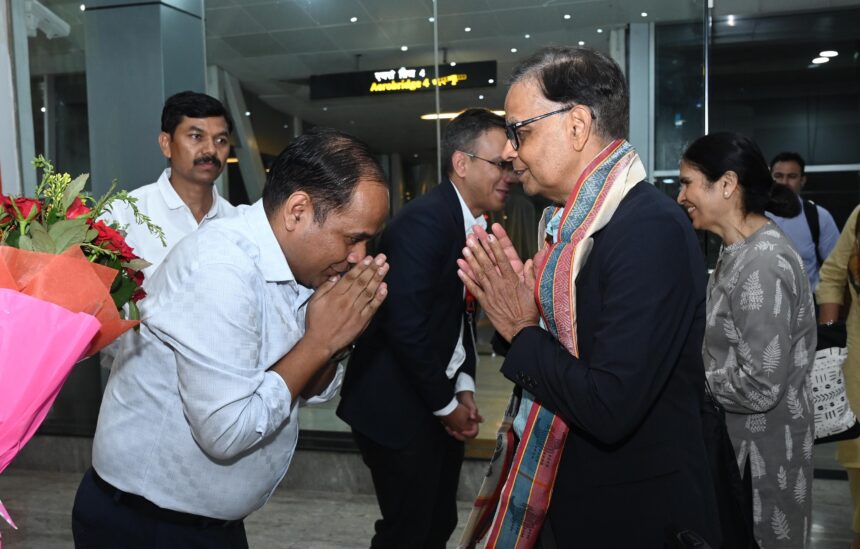 RAIPUR NEWS : केंद्रीय वित्त आयोग का दल पहुंचा राजधानी रायपुर, विमानतल पर अधिकारियों ने किया आत्मीय स्वागत