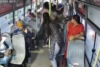 VIDEO : सिटी बस में ड्राइवर और कंडेक्टर से मारपीट, दहशत में यात्री, CCTV फुटेज आया सामने 