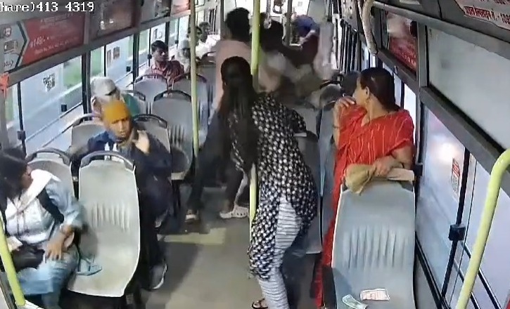 VIDEO : सिटी बस में ड्राइवर और कंडेक्टर से मारपीट, दहशत में यात्री, CCTV फुटेज आया सामने 