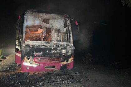 CG News: टायर फटने से बस में लगी भीषण आग, वाहन जलकर राख देखें वीडियो