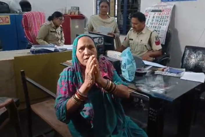 RAIPUR CRIME NEWS : रायपुर में गौ मांस के साथ पकड़ाई महिला, गौ सेवकों की शिकायत के बाद पुलिस ने लिया एक्शन 