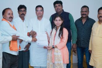 Bhilai News : भाजपा कार्यालय में विधायक रिकेश ने कार्यकर्ताओं से की मुलाकात, दिवंगत पूर्व पार्षद की पत्नी सहित 3 लोगों को मौके पर दिया नौकरी का नियुक्ति पत्र