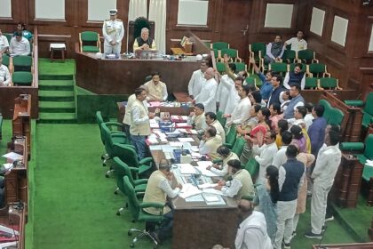 CG VIDHANSABHA : सदन की कार्यवाही फिर से शुरू होते ही गर्भगृह में घुसे विपक्षी सदस्य, सरकार विरोधी लगाए नारे, स्पीकर ने 29 सदस्यों को किया निलंबित 