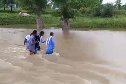  CG VIDEO : जान जोखिम में डालकर स्कूल पहुंच रहे बच्चे, शासन-प्रशासन को कोई मतलब नहीं, देखें विडियो 