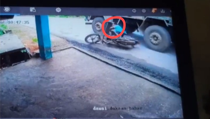 Chhattisgarh Accident Breaking : मौत का लाइव VIDEO : ट्रक ने बाइक सवार SECL कर्मी को रौंदा, मौके पर हुई दर्दनाक मौत