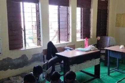 VIDEO : बच्चों को पढ़ाने के बजाए क्लास में सोते रहे शिक्षक, सवाल पूछने पर भी बच्चों को नहीं दिया जवाब, मजे से लेते रहे नींद, विडियो वायरल 