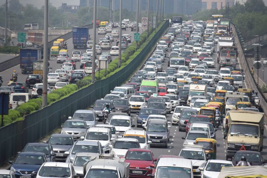 Car Fuel Consumption : अगर ट्रैफिक सिग्नल पर एक मिनट के लिए रूकती है आपकी कार तो कितने पेट्रोल की होती है खपत