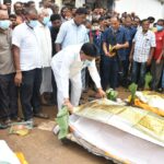  CG NEWS : कुएं में जहरीली गैस से मृतकों के परिजनों से खाद्य मंत्री बघेल ने की मुलाकात, अंतिम संस्कार के लिए दिए 25-25 हजार  