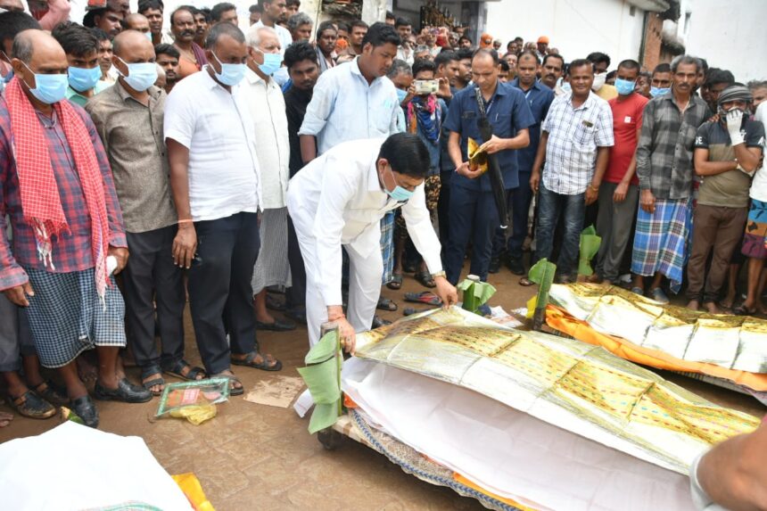  CG NEWS : कुएं में जहरीली गैस से मृतकों के परिजनों से खाद्य मंत्री बघेल ने की मुलाकात, अंतिम संस्कार के लिए दिए 25-25 हजार  