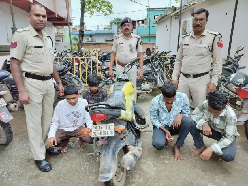 Chhattisgarh Crime : खड़ी ट्रक से साउंड सिस्टम और रुपए चुराने वाले 4 आरोपी गिरफ्तार