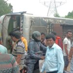 Raigarh Breaking: अनियंत्रित होकर सड़क के बीचोंबीच पलटी बस, कई यात्री घायल