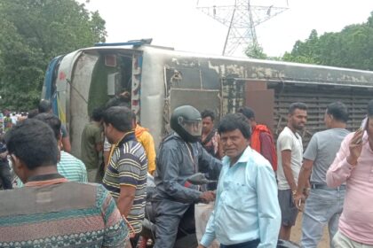 Raigarh Breaking: अनियंत्रित होकर सड़क के बीचोंबीच पलटी बस, कई यात्री घायल