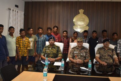 Chhattisgarh Naxalites surrendered : एक लाख के इनामी नक्सली समेत 14 माओवादियों नें किया आत्मसमर्पण, अब तक 137 ने किया सरेंडर 