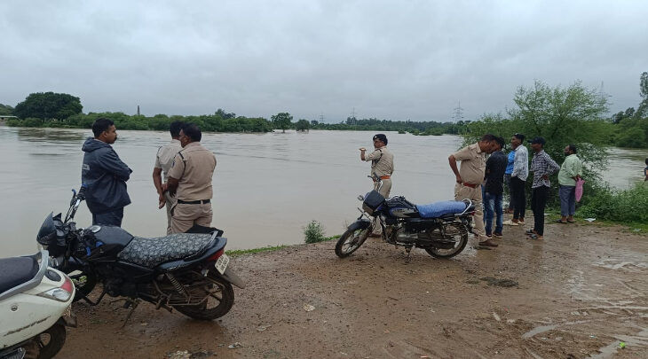 Raipur : आफत की बारिश..... खारुन नदी के तेज बहाव में बह गया 14 साल का मासूम, SDRF की टीम कर रही तलाश 
