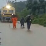 Katni News : जलभराव के बीच पानी से भरे ट्रैक से निकली ट्रेन, डरे सहमे से नजर आएं यात्री, देखें VIDEO 