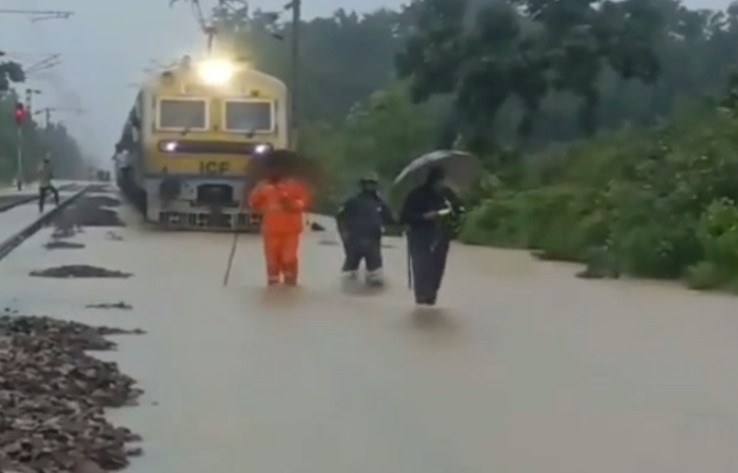 Katni News : जलभराव के बीच पानी से भरे ट्रैक से निकली ट्रेन, डरे सहमे से नजर आएं यात्री, देखें VIDEO 
