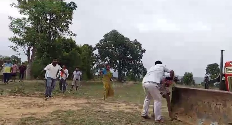 Betul viral video : जमीनी विवाद को लेकर दबंगों ने किसान की कर दी पिटाई, देखें मारपीट का वायरल वीडियो
