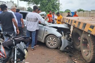 CG ACCIDENT : तेज रफ्तार कार खड़ी ट्रेलर से टकराई, मां बेटी सहित तीन लोगों की दर्दनाक मौत, दो गंभीर